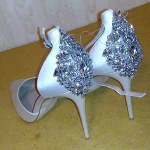BRAND NEW BEAUTIFUL DAVID TUTERA  HIGH HEEL 7.5